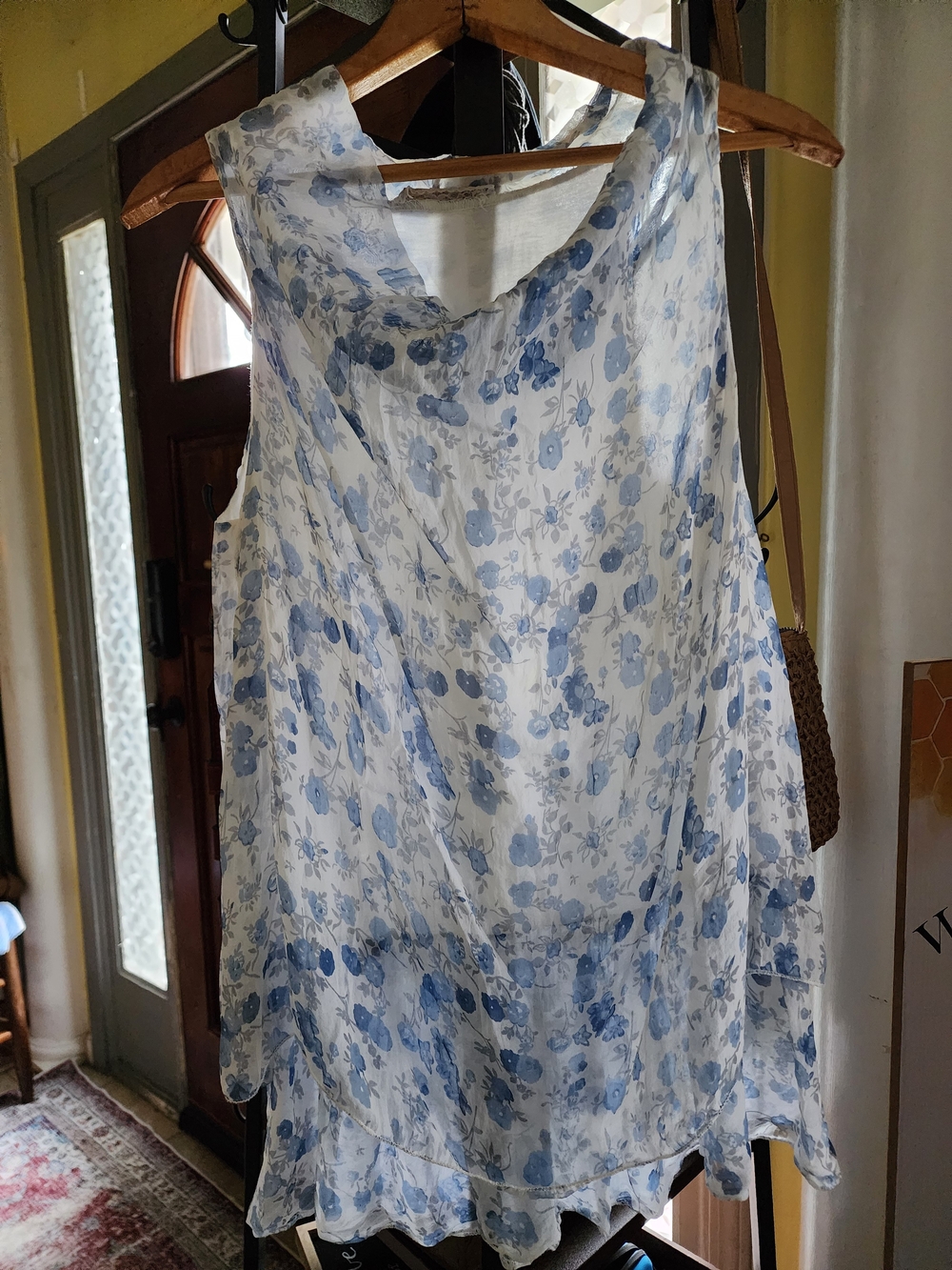 Cosmo Blue White‎ Silk Floral M Layered Sleeveless Scoop Neckline Women’s Top
